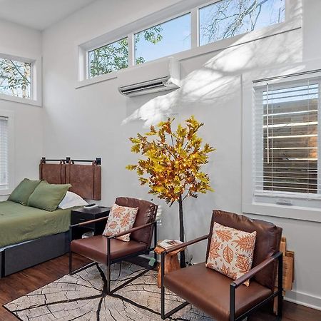 The Acorn - Tiny House In Historic Oakwood Villa ราลลี ภายนอก รูปภาพ