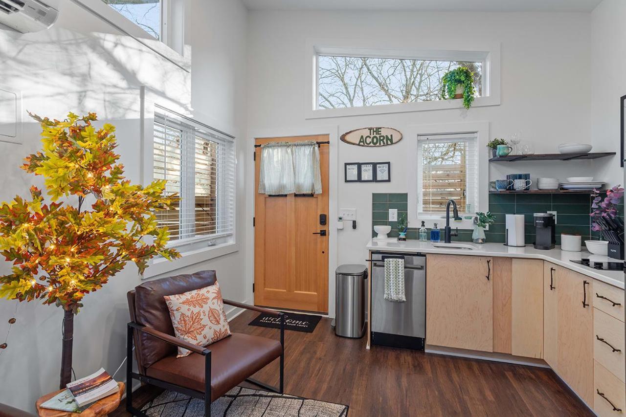 The Acorn - Tiny House In Historic Oakwood Villa ราลลี ภายนอก รูปภาพ